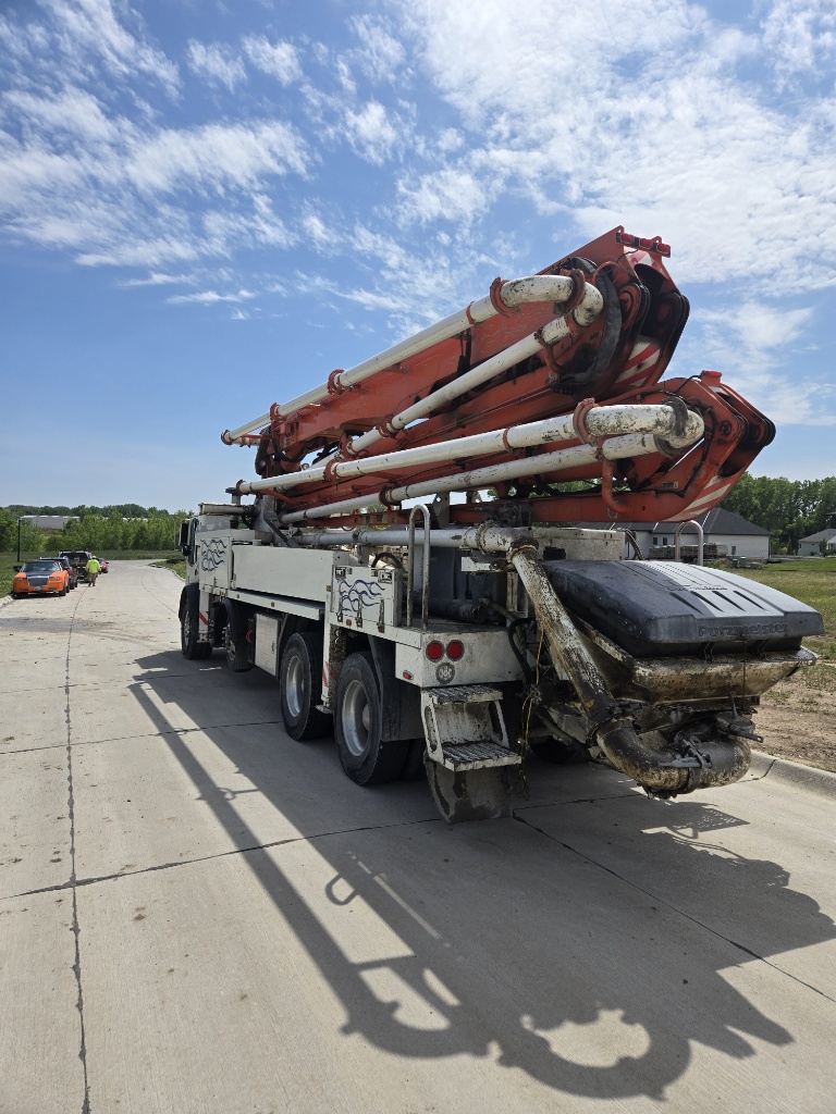 Bomba de Concreto Putzmeister BSF 38Z.16H 2004 – Pluma de 38 m sobre Mack MR600 - fotografia 9