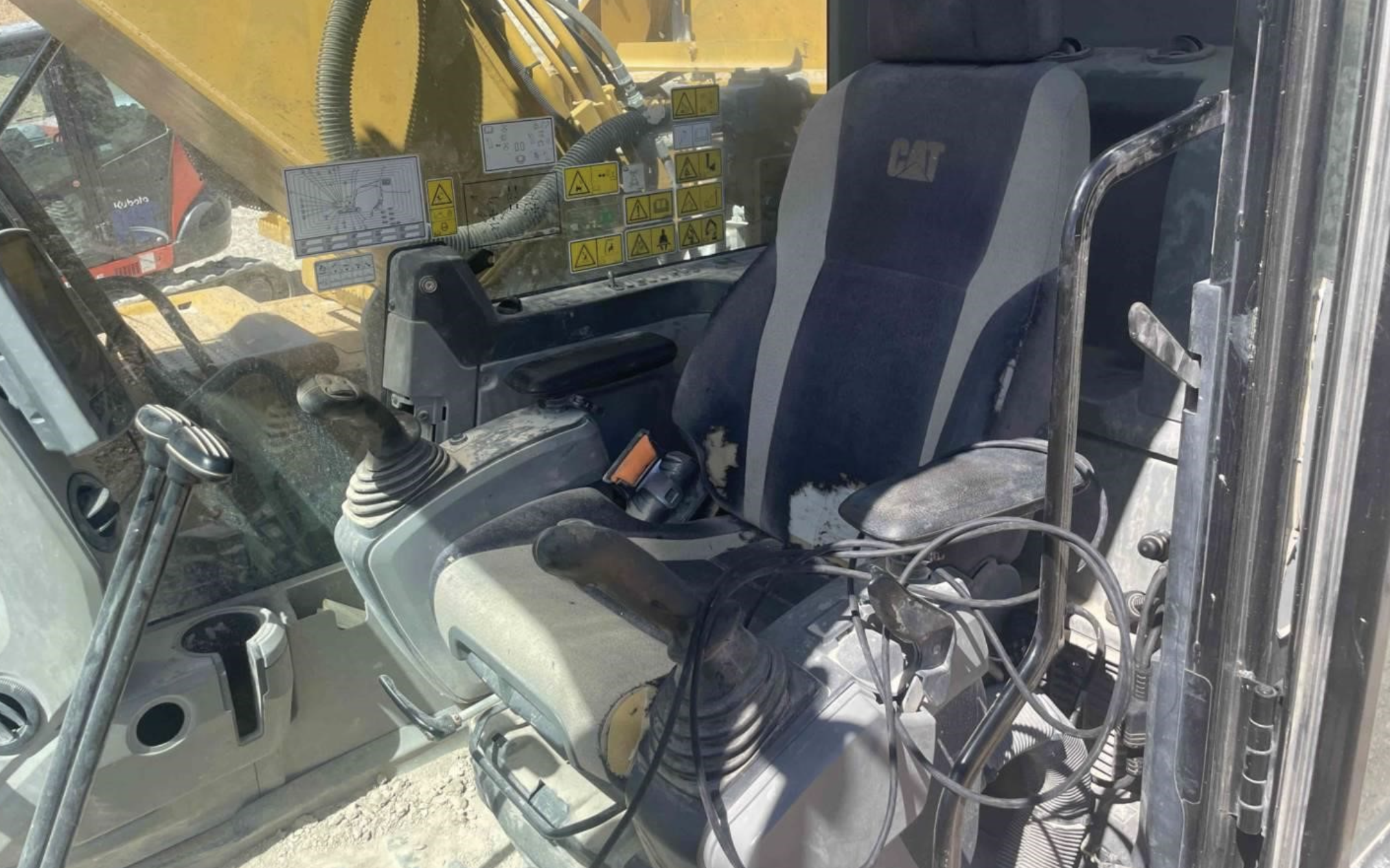 Excavadora Caterpillar 320FL 2016 – 6,185 Horas con Hidráulica de Alto Flujo - fotografia 10