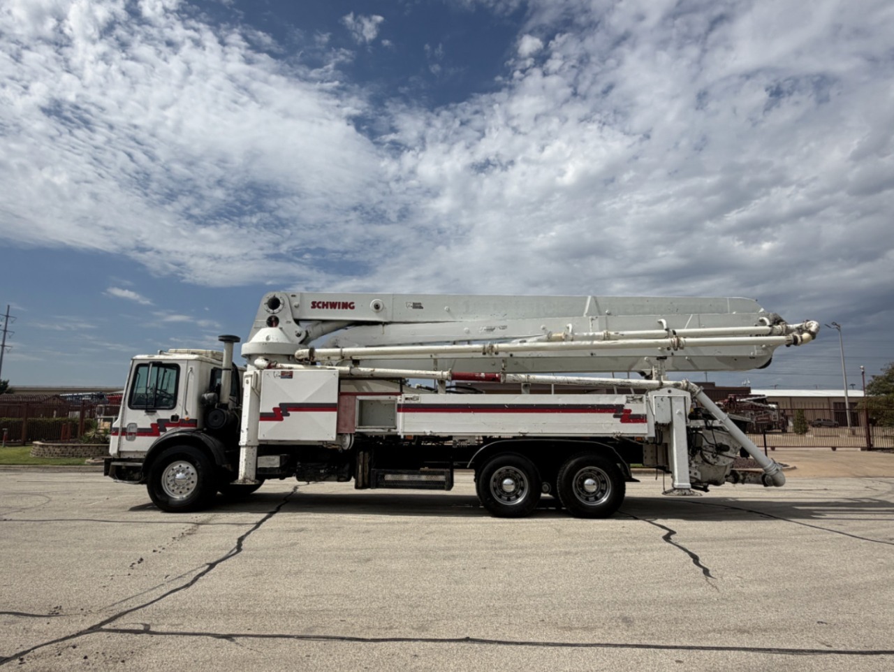 Bomba de Concreto Schwing KVM 39X 2003 – Pluma de 39 m Roll & Fold sobre Mack MR688S - fotografia 7