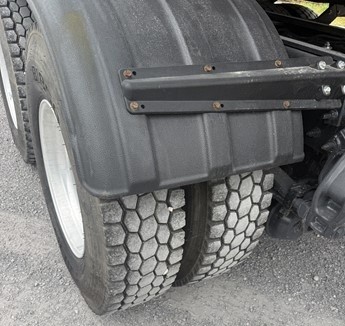 Llantas traseras del camión plataforma Peterbilt 348 2013
