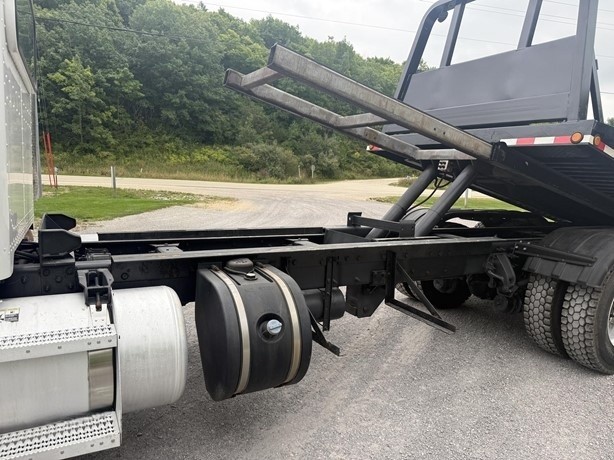 Mecanismo hidráulico con la cama inclinada del Peterbilt 348 2013