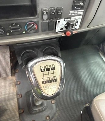 Palanca de cambios en cabina del Peterbilt 348 2013
