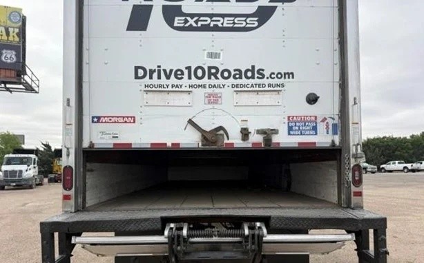Portón elevador Morsan desplegado del Freightliner M2 106 2019
