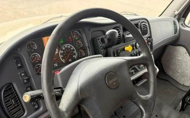 Tablero y volante de la cabina del Freightliner M2 106 2019