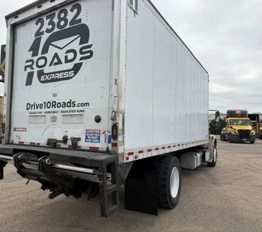 Vista posterior derecha de la caja seca Freightliner M2 106 2019