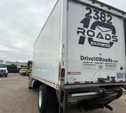 Vista posterior izquierda del Freightliner M2 106 2019 con portón elevador