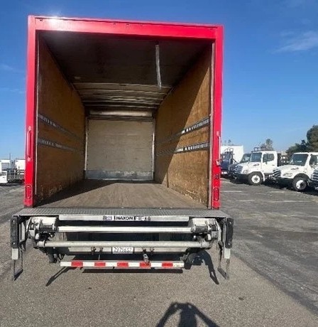 Acceso trasero y plataforma Maxon del Freightliner M2 106 2019