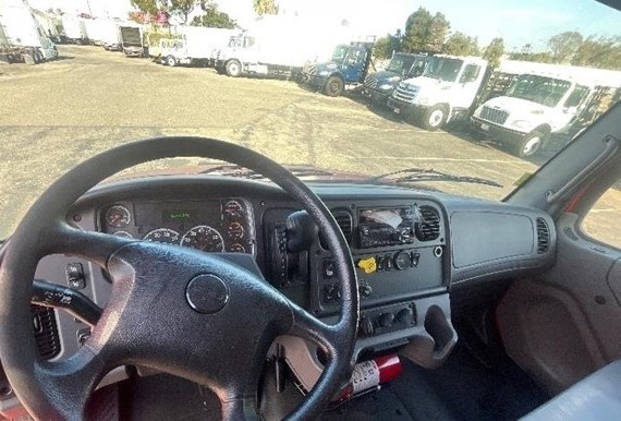Tablero y volante del camión caja seca Freightliner M2 106 2019