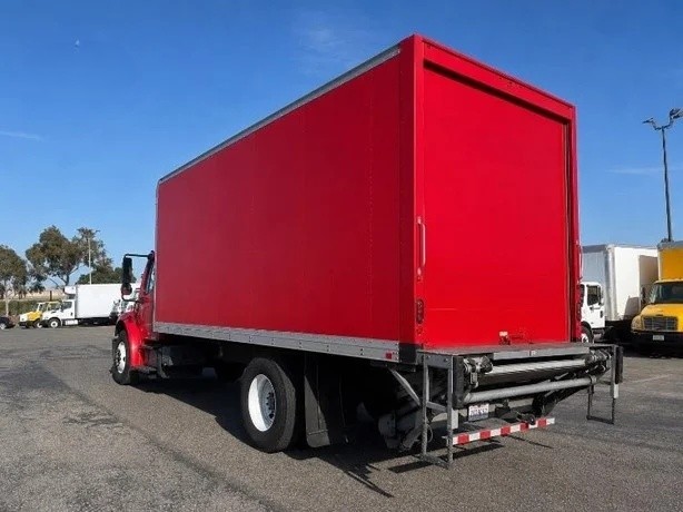 Vista posterior lateral de la caja roja Freightliner M2 106 2019