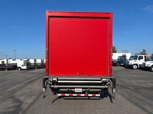 Puerta trasera cerrada del camión caja seca Freightliner M2 106 2019