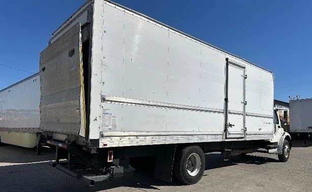Puerta lateral de la caja seca Freightliner M2 106 2016