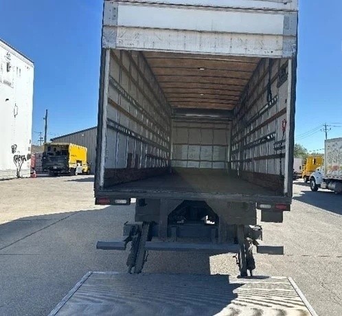 Interior y plataforma elevadora del Freightliner M2 106 2016