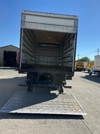 Plataforma elevadora extendida del Freightliner M2 106 2016