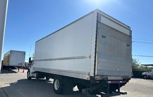 Vista posterior de la caja seca Freightliner M2 106 2016