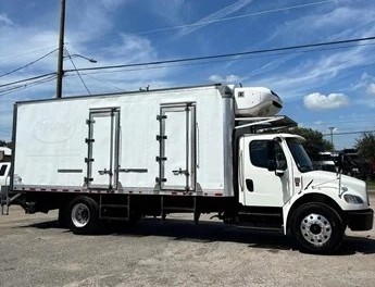 Perfil lateral del refrigerado Freightliner M2 106 2019