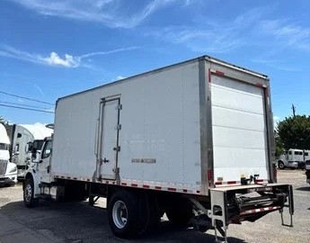 Vista posterior lateral del refrigerado Freightliner M2 106 2019