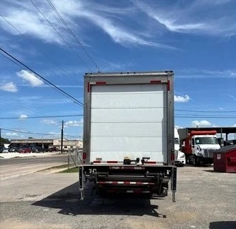 Puerta trasera cerrada del refrigerado Freightliner M2 106 2019