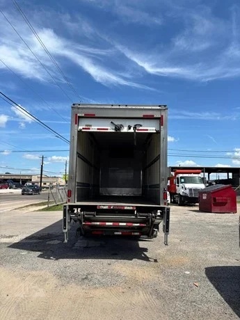 Puerta trasera abierta del refrigerado Freightliner M2 106 2019