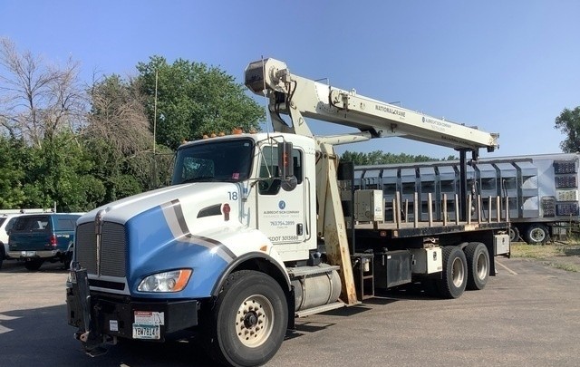 Grúa National Crane 600E2 2013 sobre Kenworth T440, vista frontal izquierda