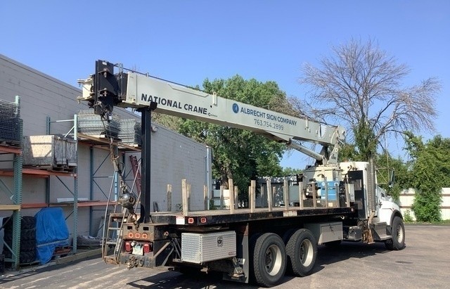 Vista trasera del camión grúa National Crane 600E2 con pluma y plataforma