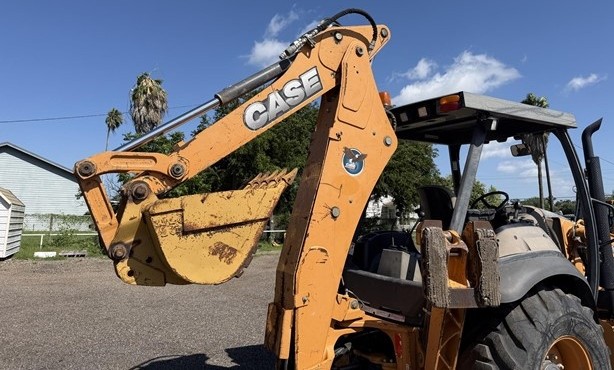 Vista trasera lateral de la retroexcavadora CASE 580N 2015