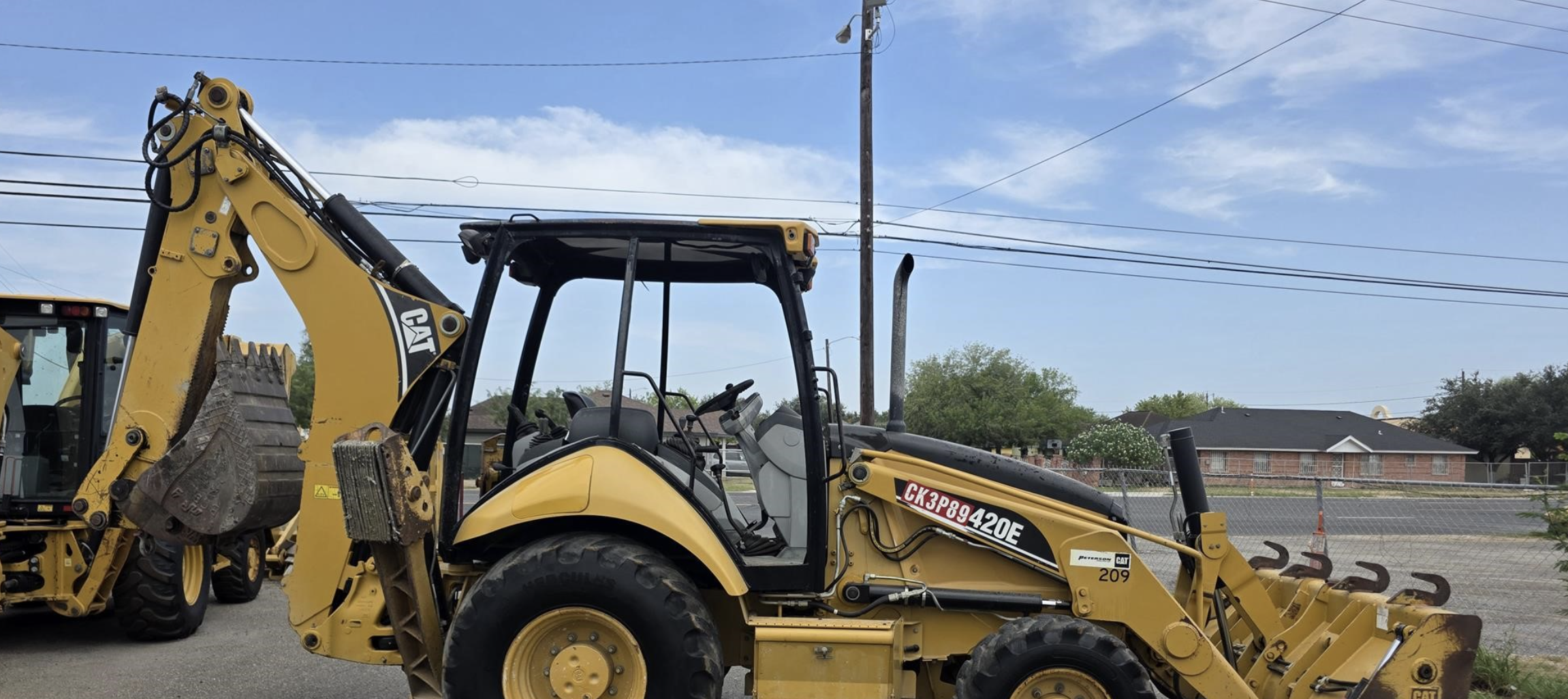 Perfil lateral de Caterpillar 420E 2007 con brazo trasero y cargador