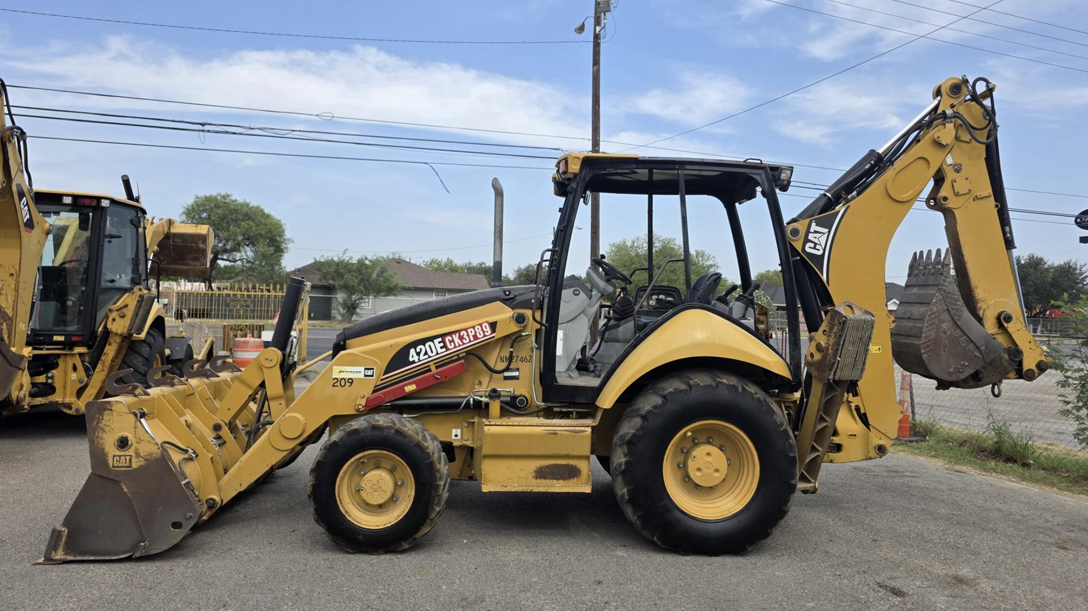 Vista lateral completa de retroexcavadora Caterpillar 420E 2007