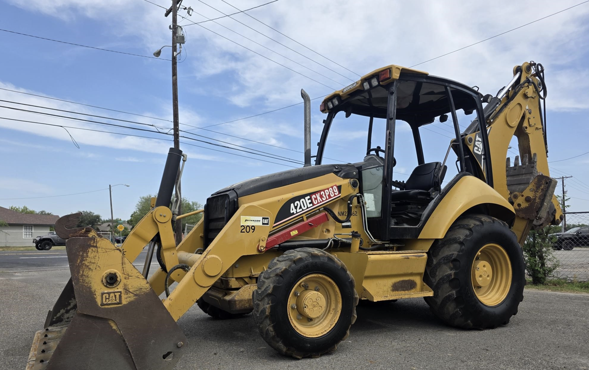Vista frontal lateral de Caterpillar 420E 2007 con puesto de operador abierto