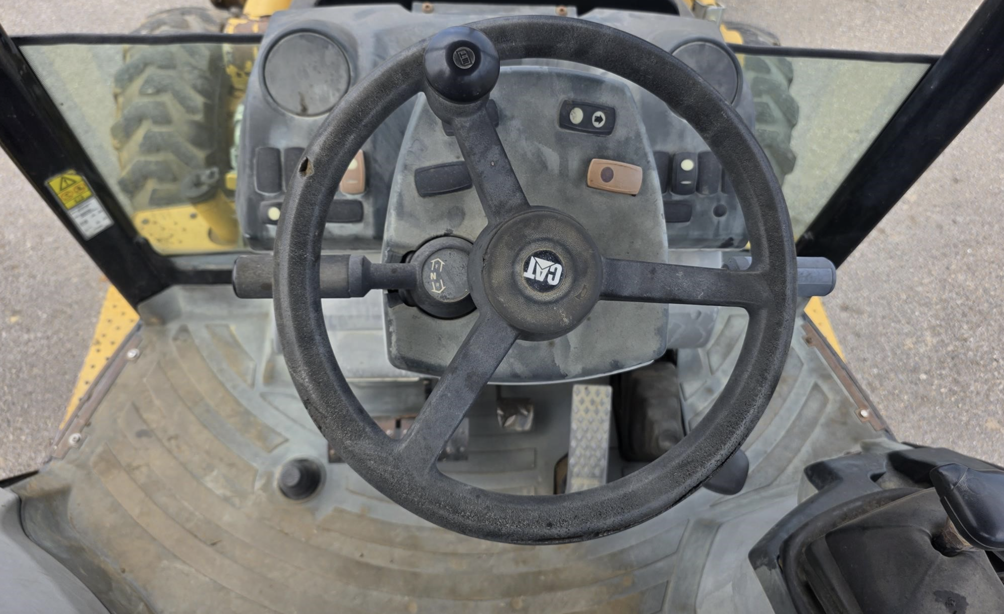 Volante y área de conducción de la retroexcavadora Caterpillar 420E 2007