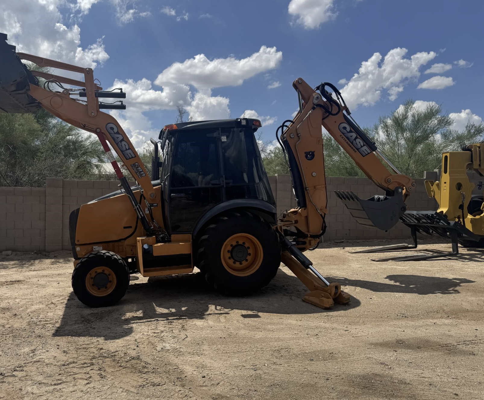 Retroexcavadora CASE 580SN 2016 4x4 con cabina vista lateral completa