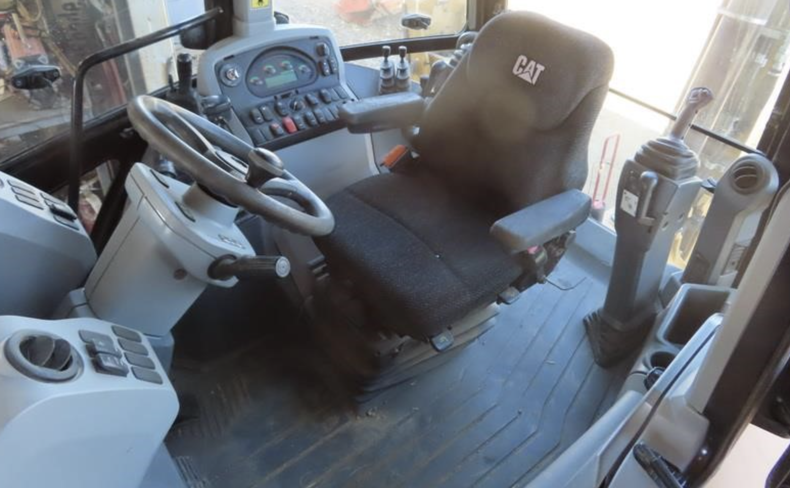 Cabina de la retroexcavadora Caterpillar 420F2 2018