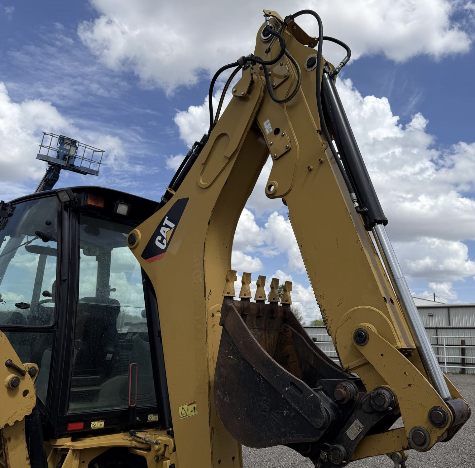 Retroexcavadora Caterpillar 430E 2010 4x4 con cabina, brazo extensible y kit para martillo - fotografia 12