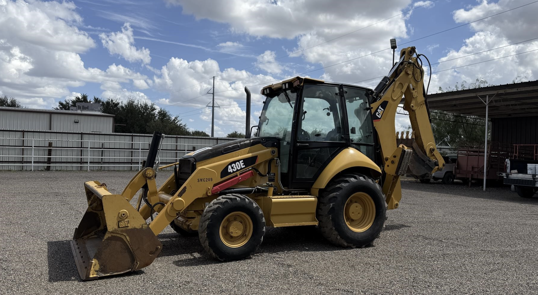 Retroexcavadora Caterpillar 430E 2010 4x4 con cabina, brazo extensible y kit para martillo - fotografia 14