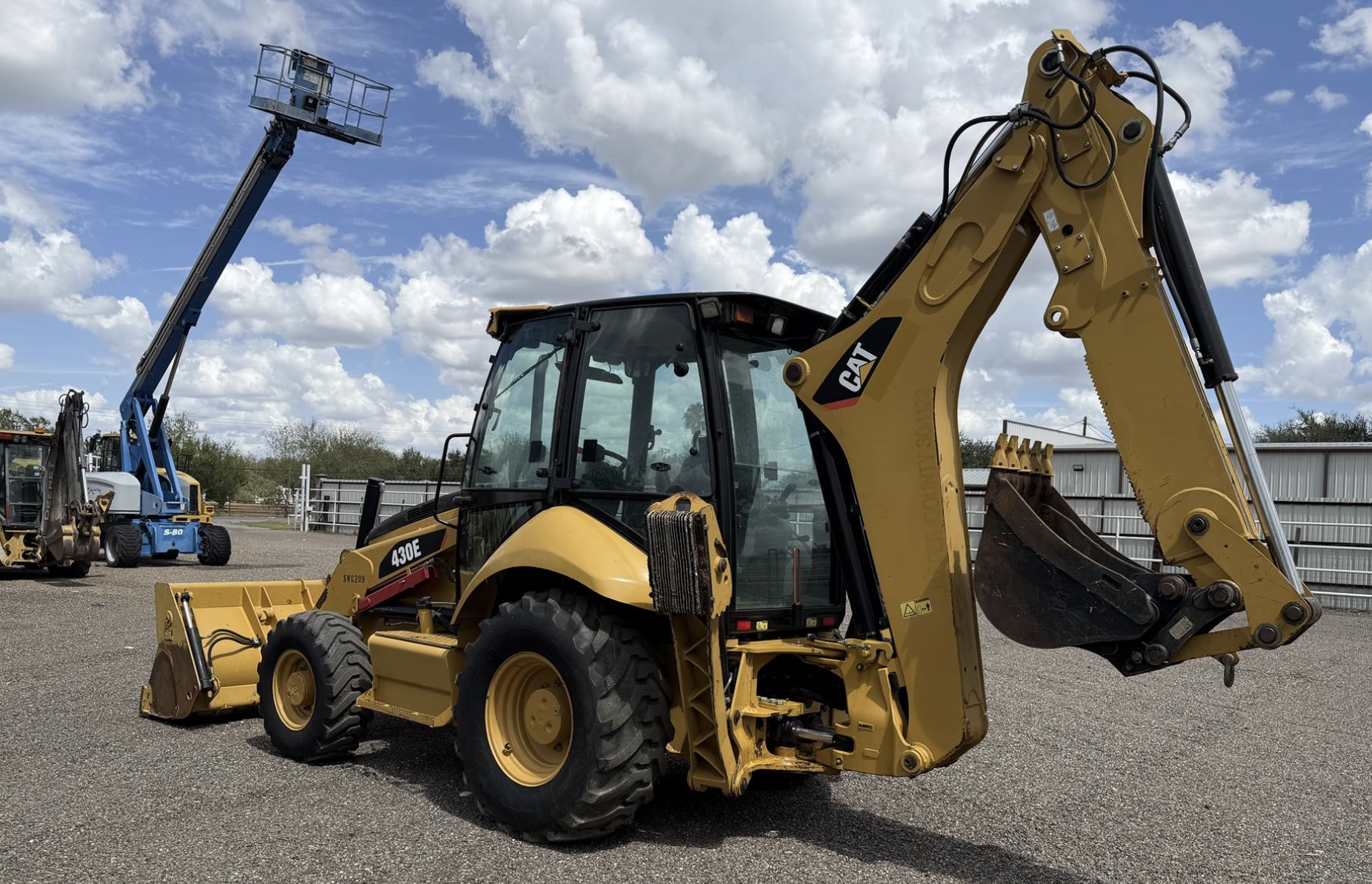 Retroexcavadora Caterpillar 430E 2010 4x4 con cabina, brazo extensible y kit para martillo - fotografia 17