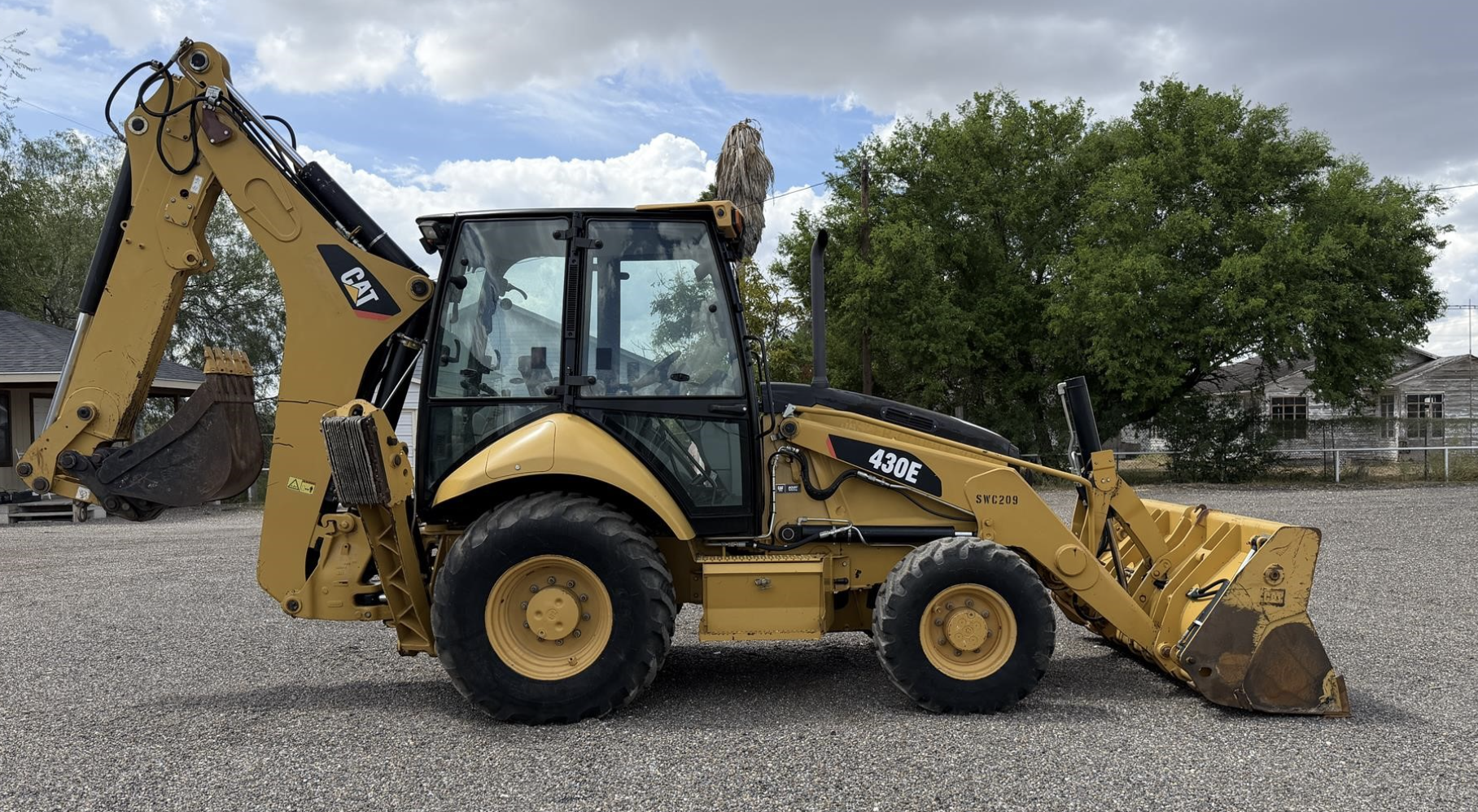 Retroexcavadora Caterpillar 430E 2010 4x4 con cabina, brazo extensible y kit para martillo - fotografia 18