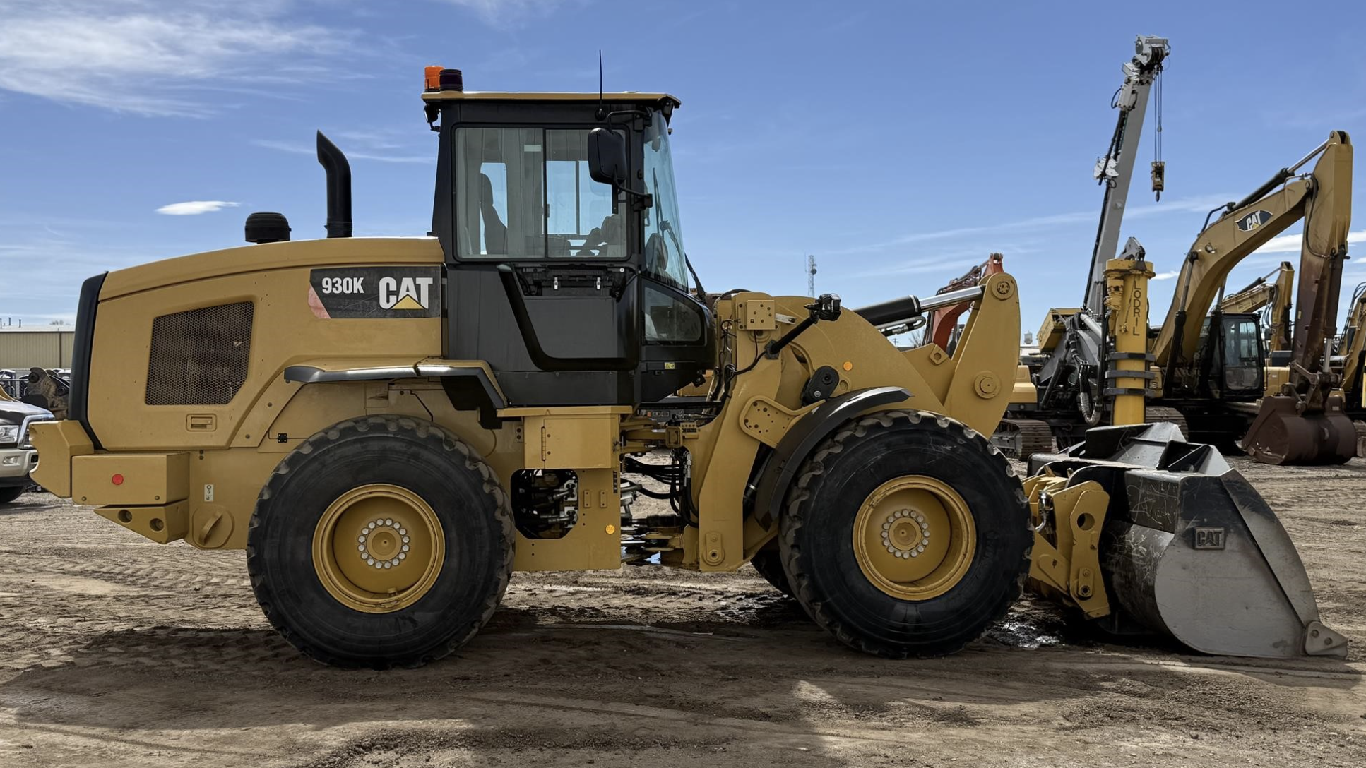 Vista lateral completa de cargador frontal Caterpillar 930K 2012
