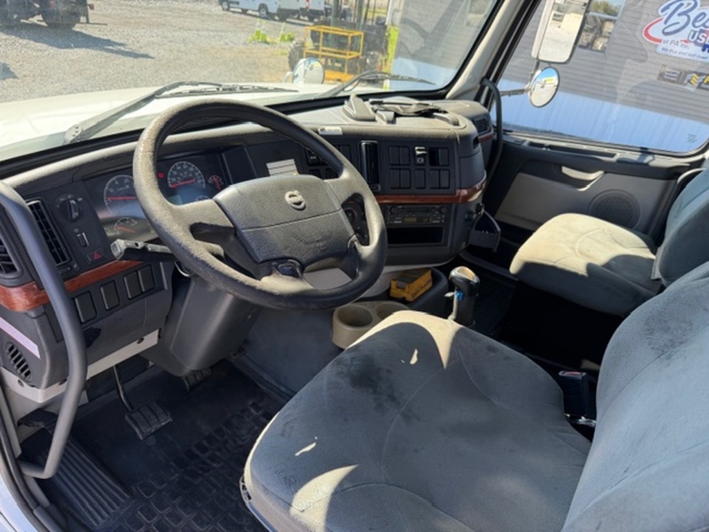 Interior de cabina del camión Volvo VHD 2006 con grúa PM 34027