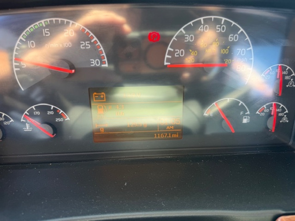Tablero y odómetro fotografiados del Volvo VHD con grúa PM Serie 34