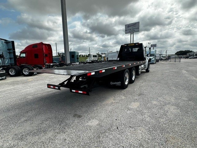 Vista trasera en tres cuartos de plataforma Ledwell y Freightliner