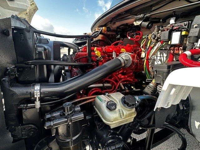 Compartimento del motor Cummins L9 del Freightliner M2 106 2018