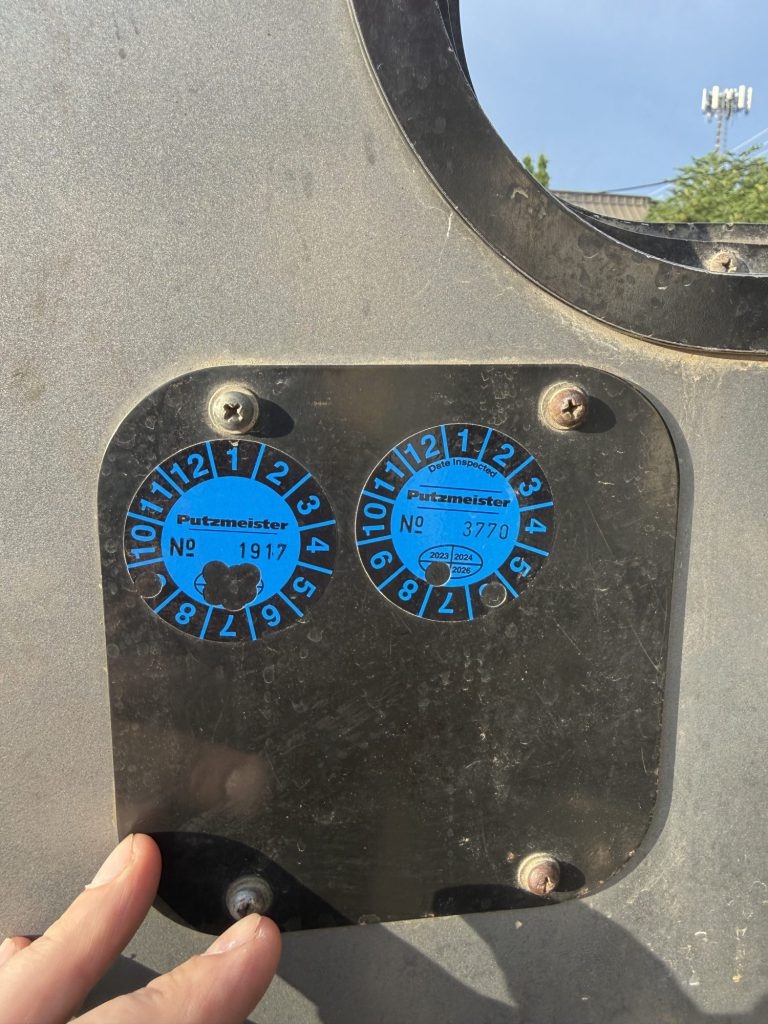 Calcomanía de inspección fotografiada en bomba Putzmeister sobre Mack