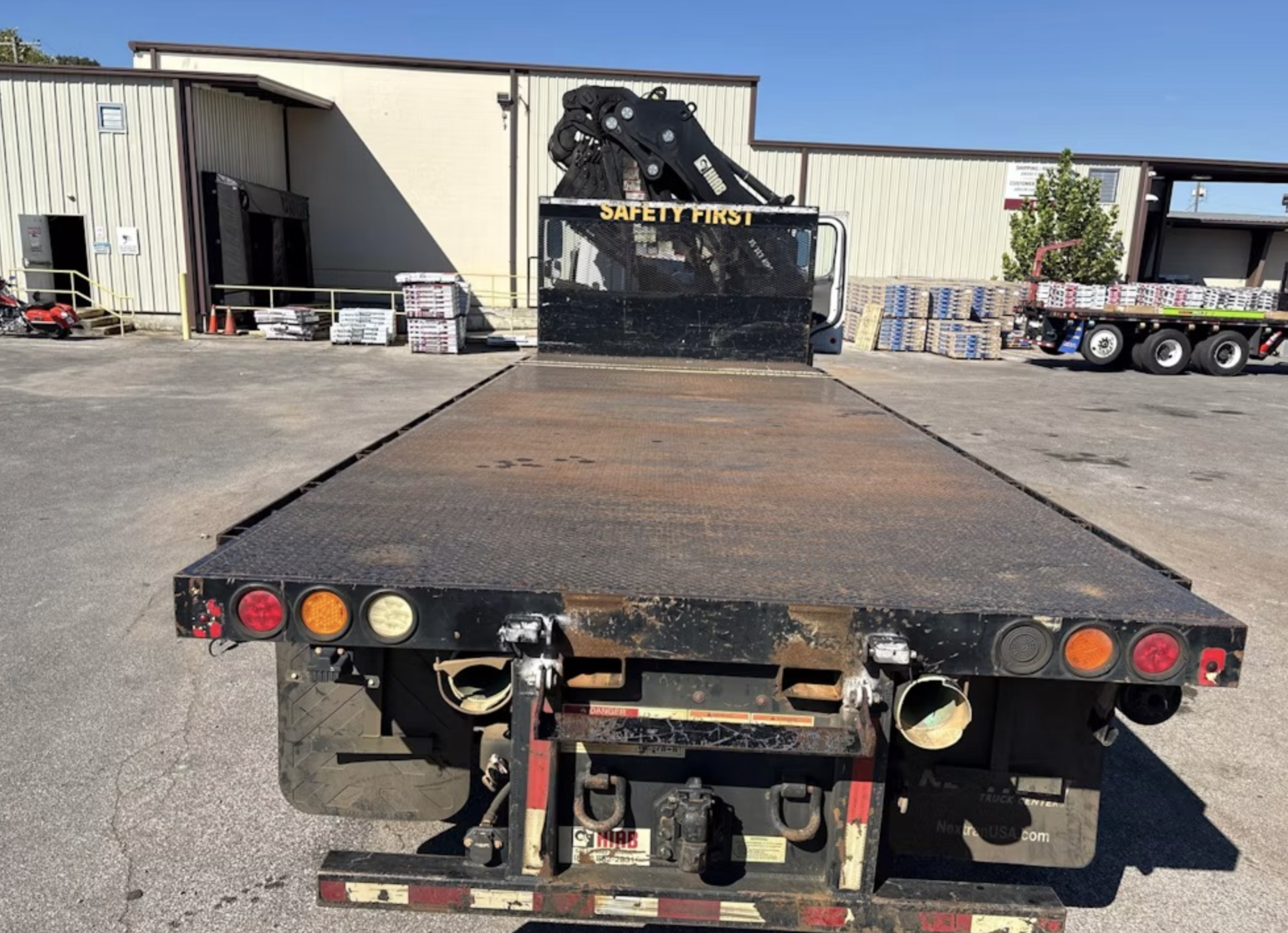 Plataforma de 22 pies de camión con grúa Hiab 322E-5