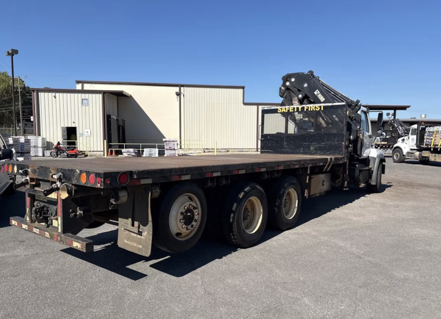 Grúa articulada Hiab 322E-5 HiPro de 10 toneladas sobre Freightliner 2016 con plataforma de 22 ft - fotografia 11