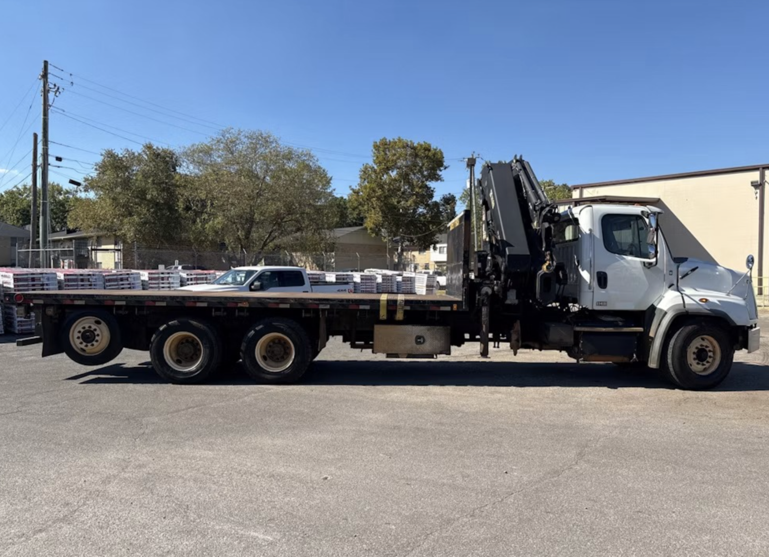 Grúa articulada Hiab 322E-5 HiPro de 10 toneladas sobre Freightliner 2016 con plataforma de 22 ft - fotografia 13
