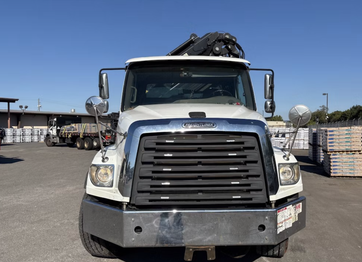 Frente de camión Freightliner 2016 con grúa articulada Hiab