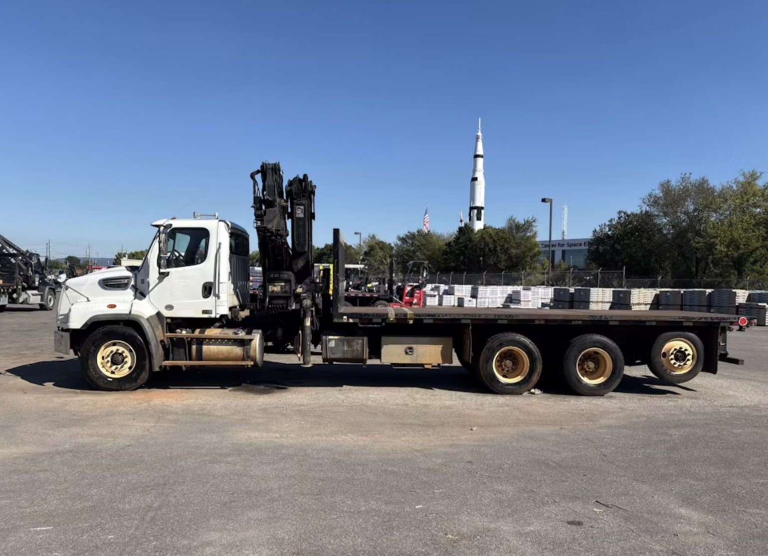 Grúa articulada Hiab 322E-5 HiPro de 10 toneladas sobre Freightliner 2016 con plataforma de 22 ft - fotografia 15