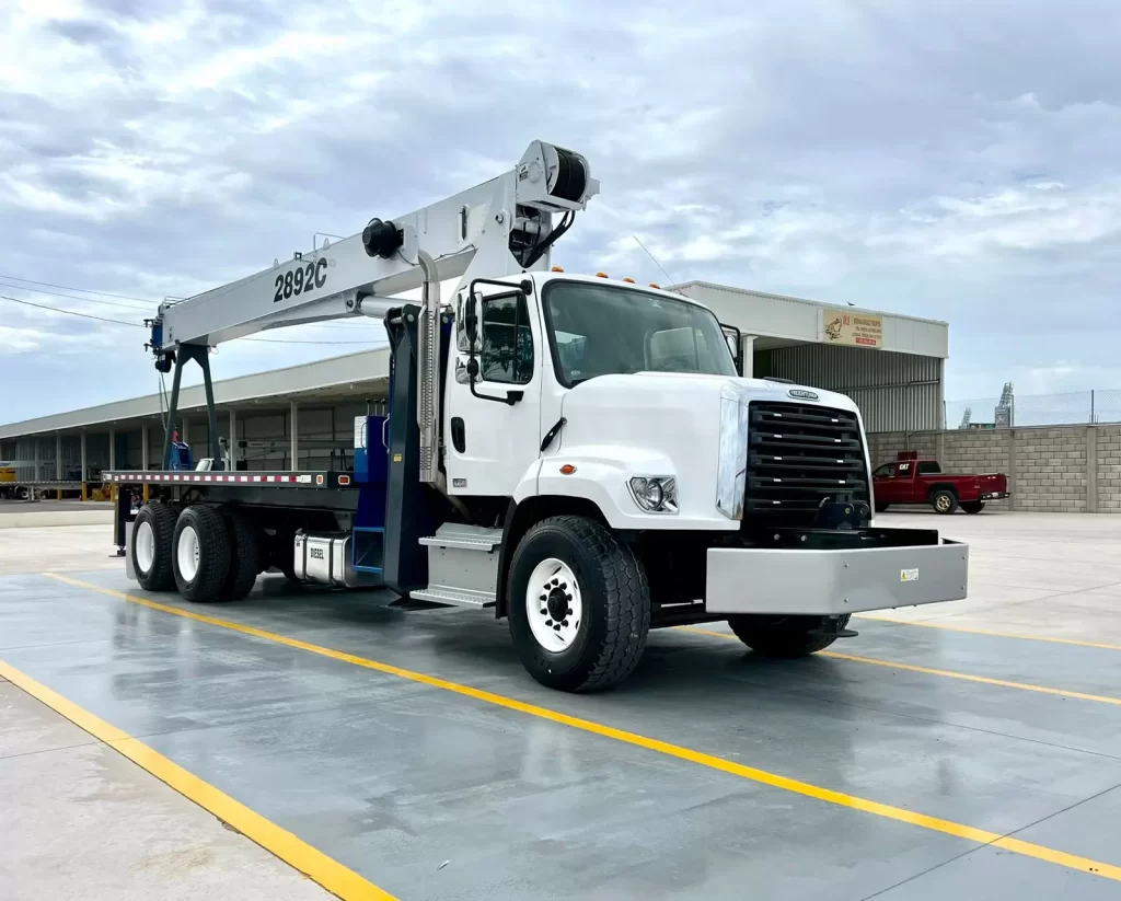 Grúa Freightliner con Pluma Manitex