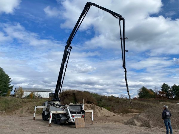 Bomba de concreto Schwing 32m Roll and Fold montada en camión Mack 600 con motor Mack E7