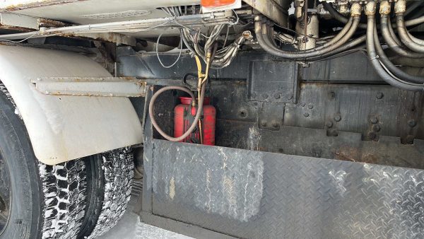 Bomba de concreto Schwing 32m Roll and Fold montada en camión Mack 600 con motor Mack E7