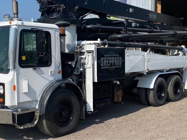 Bomba de concreto Schwing 32m Roll and Fold montada en camión Mack 600 con motor Mack E7